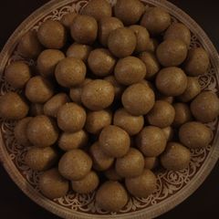 A picture of Til ke laddoo.
