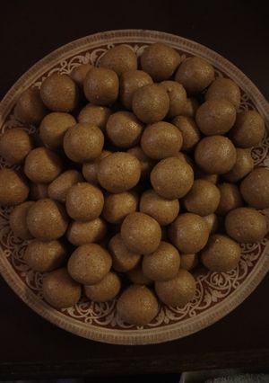 A picture of Til ke laddoo.