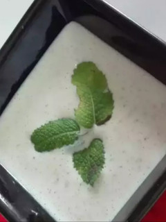 Una foto de Ajoblanco con langostinos a la llama y cerezas