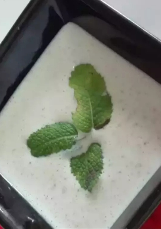 Una foto de Ajoblanco con langostinos a la llama y cerezas
