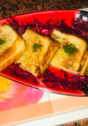 A picture of Aloo toast.