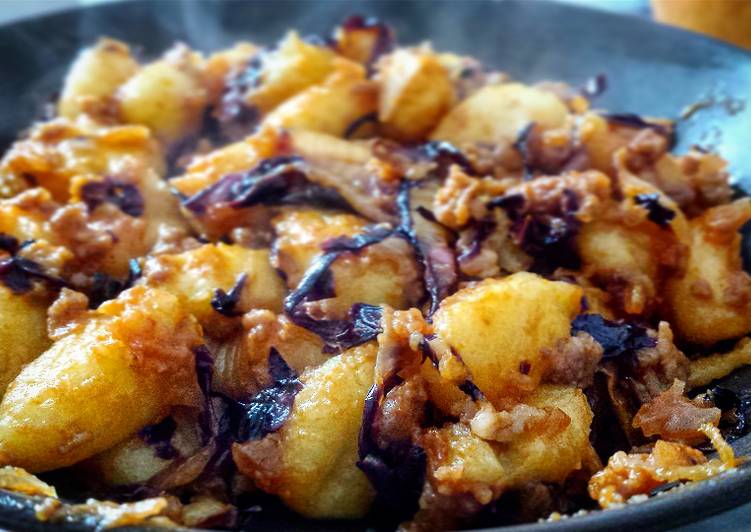 Gnocchi di patate con salsiccia e radicchio rosso