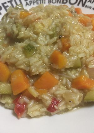 Una foto de Arroz integral con verduras