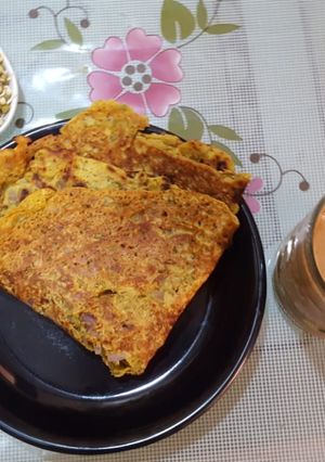A picture of Moong sprouts chilla.