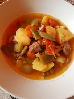 Una foto de Cordero guisado con patatas en olla gm