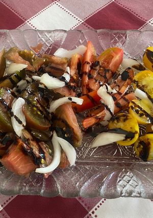 Una foto de Ensalada de tomates variados 🍅