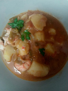 Una foto de 🥔Patatas con sepia y langostinos 🦐