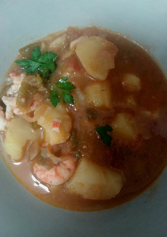 Una foto de 🥔Patatas con sepia y langostinos 🦐