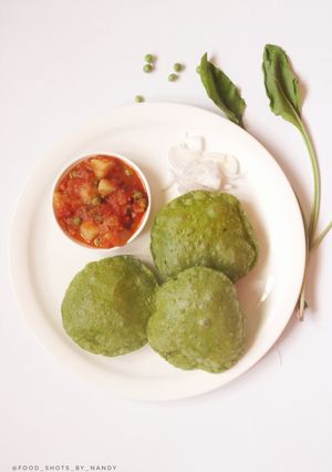 A picture of Palak poori and Aloo Matar.