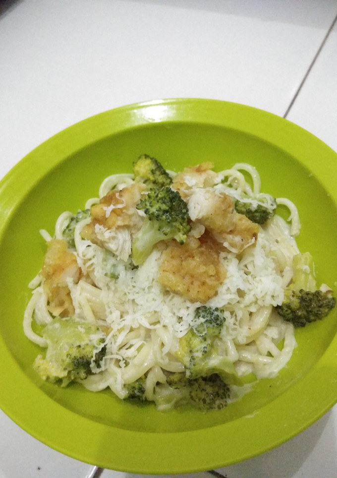 Foto resep Spaghetti carbonara ayam dan brokoli kreasi magic com anak kos