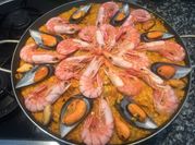 Una foto de paella de marisco con fumet