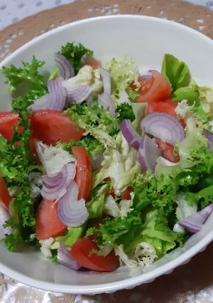 Une photo de Salade laitue/tomate/oignon ❤