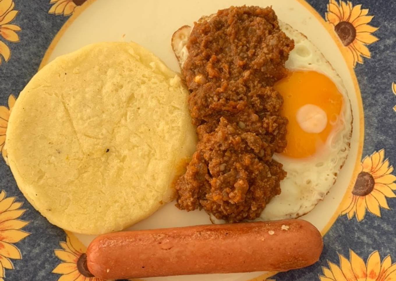Huevo con salchicha y Carne molida