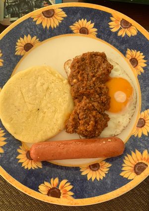 Una foto de Huevo con salchicha y Carne molida