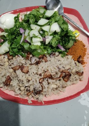 Rice and beans with oil and salad ainihin hoton girkin