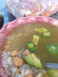 Una foto de Consomé de Res con arroz y garbanzos