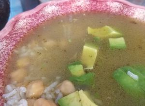 Una foto de Consomé de Res con arroz y garbanzos