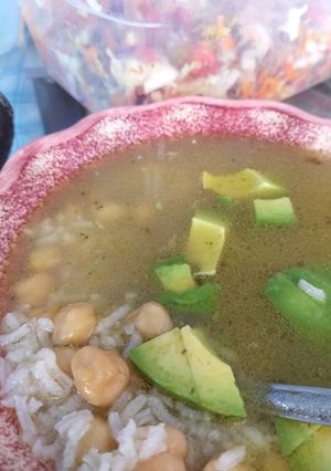 Una foto de Consomé de Res con arroz y garbanzos