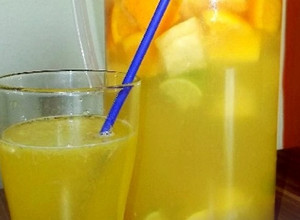 Friss vegyes limonádé mézzel recept fotója