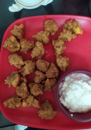 सिघांड़े के आटे के पकौड़े (singhare ke aate ke pakode recipe in Hindi) रेसिपी मुख्य फोटो