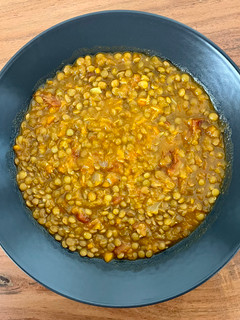 Una foto de 🍛 Lentejas al curry 💛