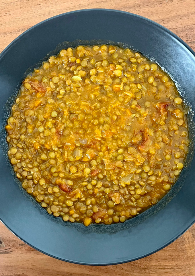 Una foto de 🍛 Lentejas al curry 💛