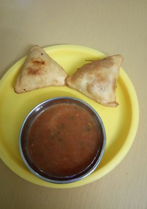 સમોસા (Samosa Recipe In Gujarati) રેસીપી મુખ્ય ફોટો