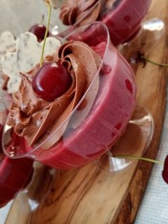 O poză a rețetei Desert din spumă de vişine şi cremă de ciocolată.