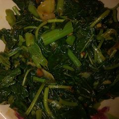 A picture of Spinach sauce.