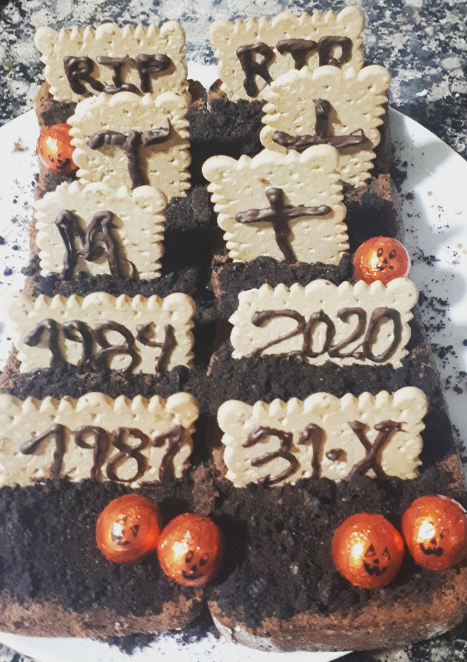 Una foto de Tarta cementerio con brownie