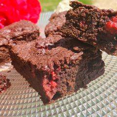 A picture of Brownies with raspberries.