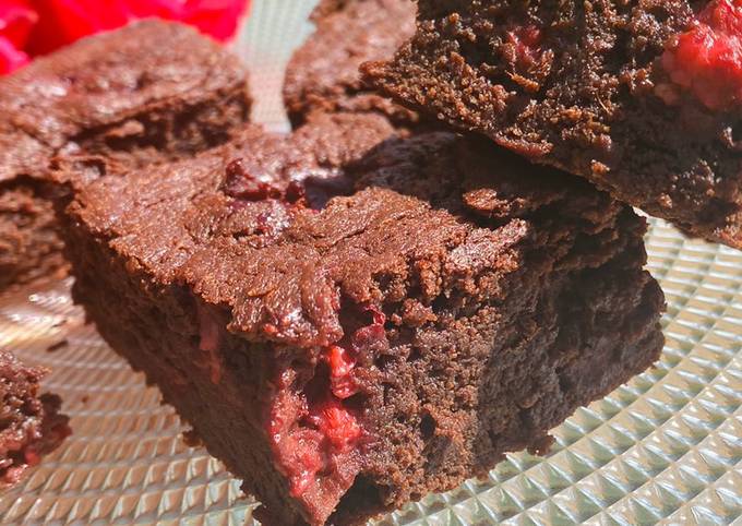 Brownies with raspberries