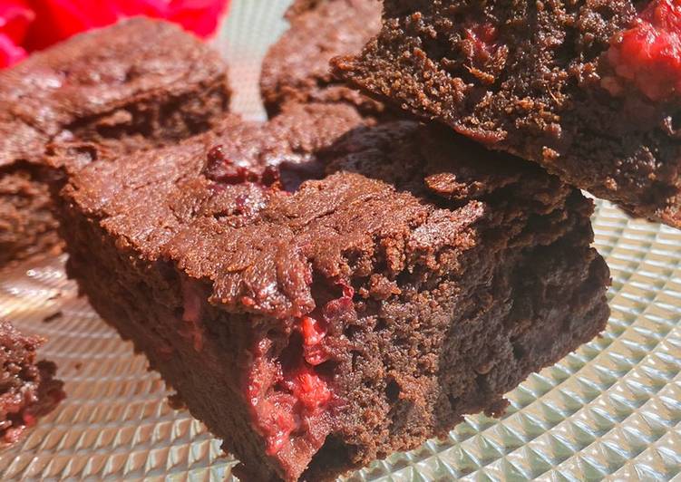 Brownies with raspberries