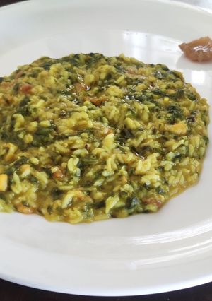 A picture of Palak-dal khichri.