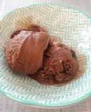 Helado de chocolate con cerezas (en heladera)