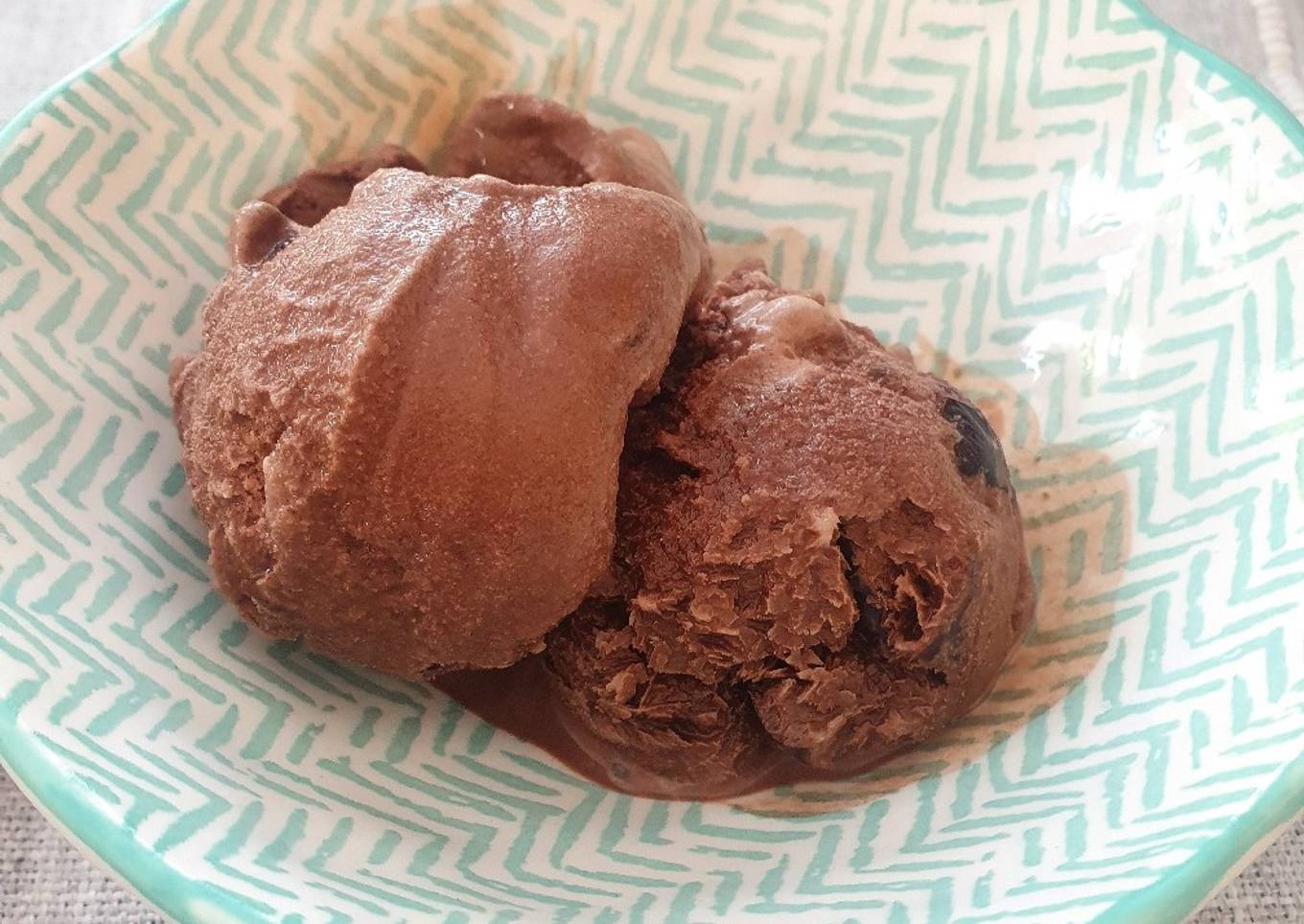 Helado de chocolate con cerezas (en heladera)