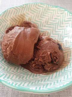 Una foto de Helado de chocolate con cerezas (en heladera)