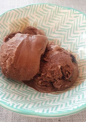 Una foto de Helado de chocolate con cerezas (en heladera)