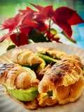 Croissant de salmón marinado casero con aguacate