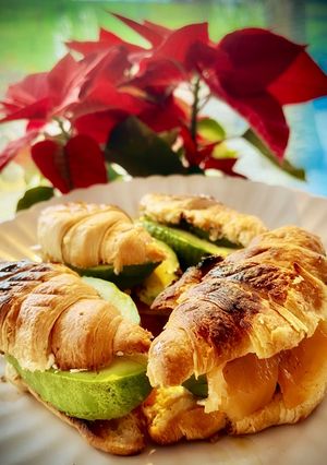Una foto de Croissant de salmón marinado casero con aguacate