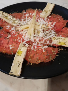 Una foto de Ensalada de tomate con brie