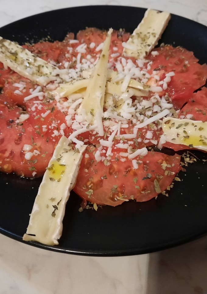 Una foto de Ensalada de tomate con brie