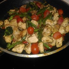 A picture of Chicken pesto with vegetables.