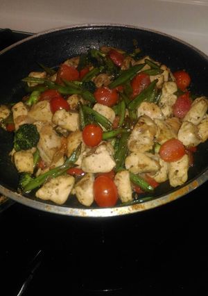A picture of Chicken pesto with vegetables.