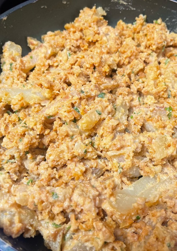 Una foto de Revuelvo de soja texturizada con papas sin huevos