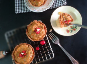 A picture of Carrot halwa tart with American chocolate pudding.