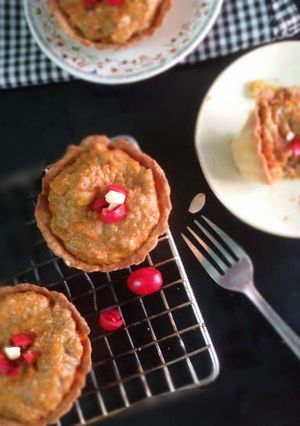 A picture of Carrot halwa tart with American chocolate pudding.
