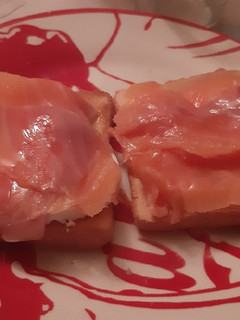 Una foto de Tosta de salmón y queso de burgos