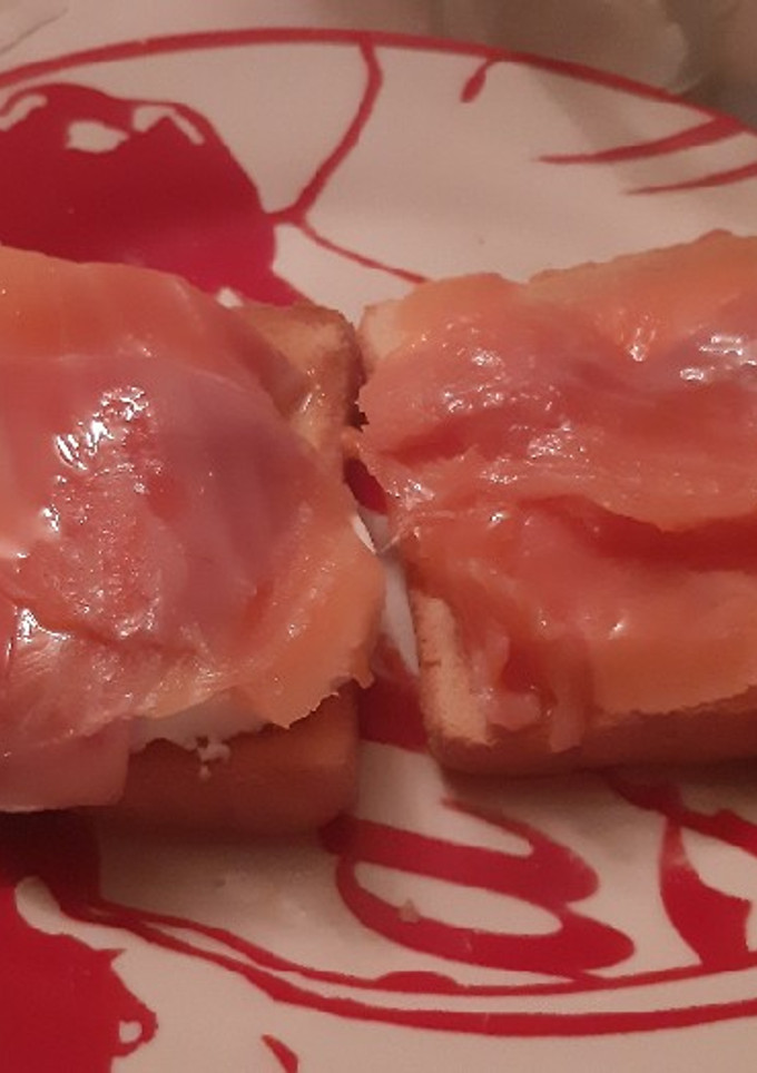 Una foto de Tosta de salmón y queso de burgos