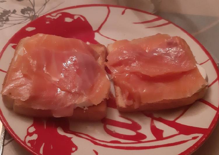 Tosta de salmón y queso de burgos